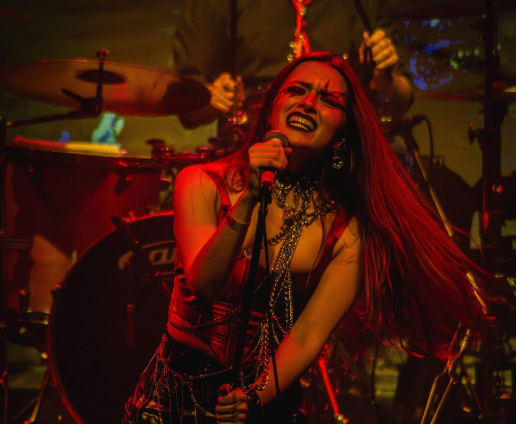 Lucía Bossa presenta “Mentes Procesadas” en Córdoba: rock, emoción y una nueva generación que pisa&nbsp;fuerte