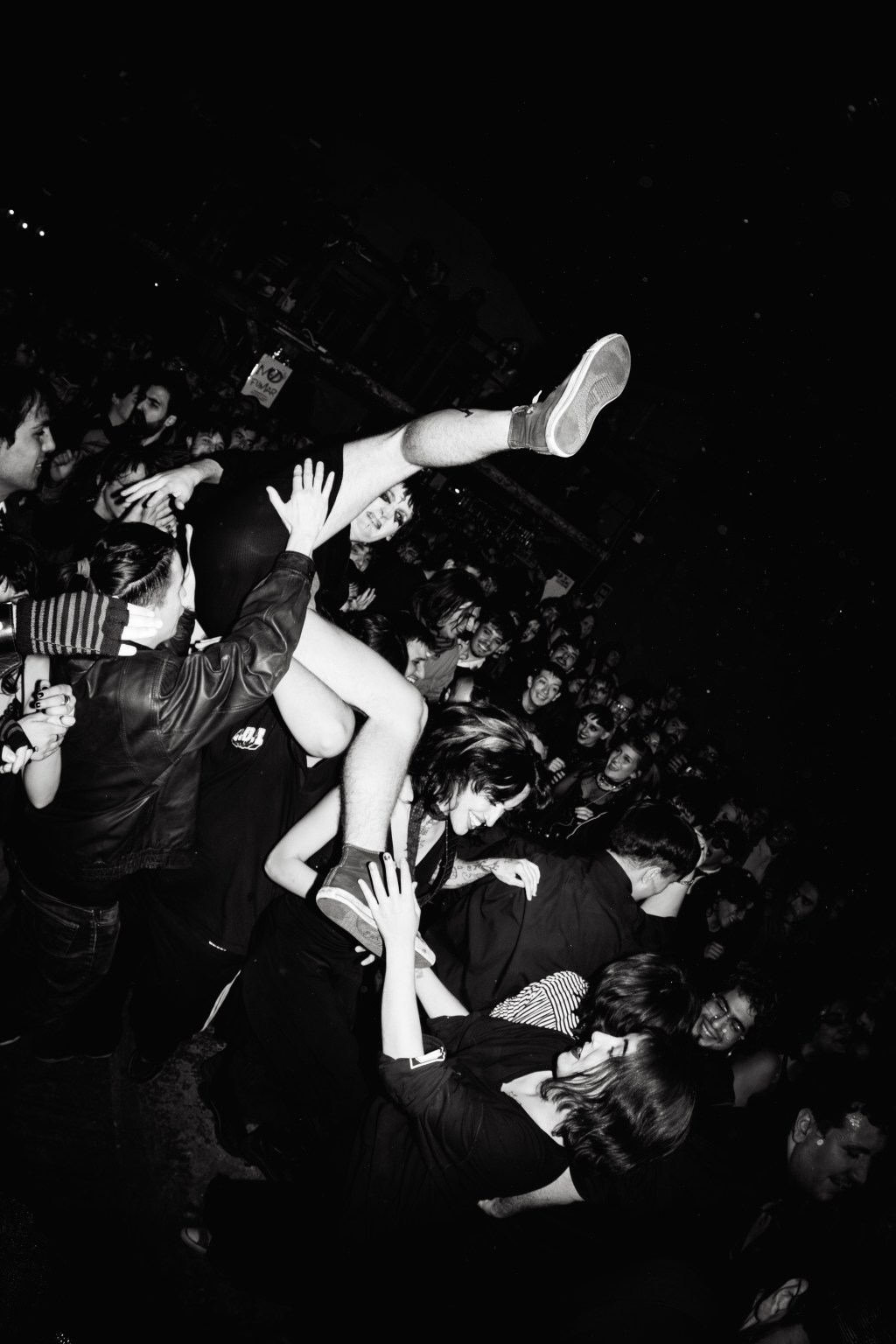 Salas Velatorias: Poética oscura y rock en&nbsp;combustión